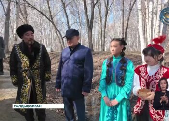 Облыс әкімі бұлақ көзін ашып, жастарымен бірге тал екті