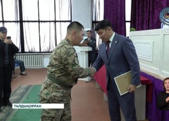Талдықорған қаласының әкімі жауынгерлердің тыныс-тіршілігімен танысты